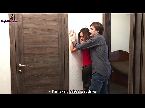 ❤️ مسکن سکسی در حین فروش آپارتمانش به طرز نفسانی گربه اش را تکان می دهد و او را لعنت می کند - Krempai ️ فیلم پورنو در fa.oldsex.ru ☑